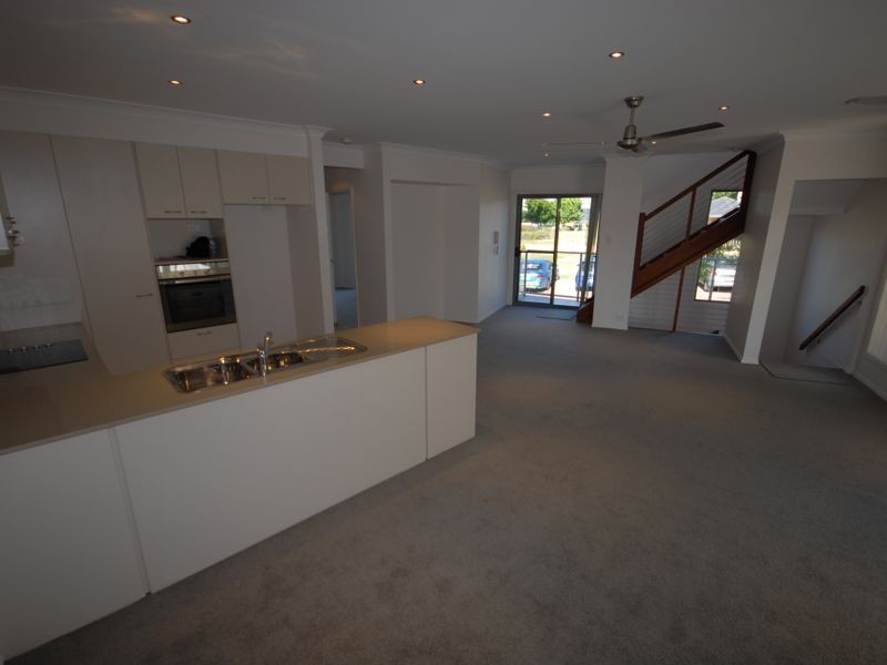8 Cezaire Avenue, Varsity Lakes QLD 4227