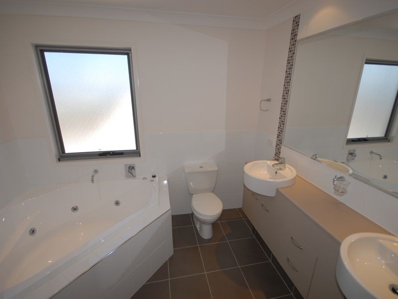 8 Cezaire Avenue, Varsity Lakes QLD 4227