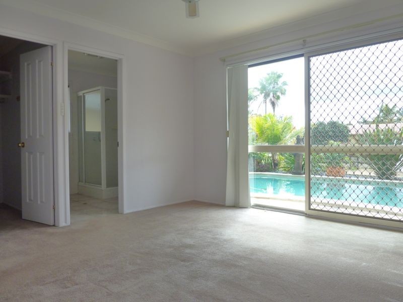 37 Poinciana Boulevard, Broadbeach Waters QLD 4218