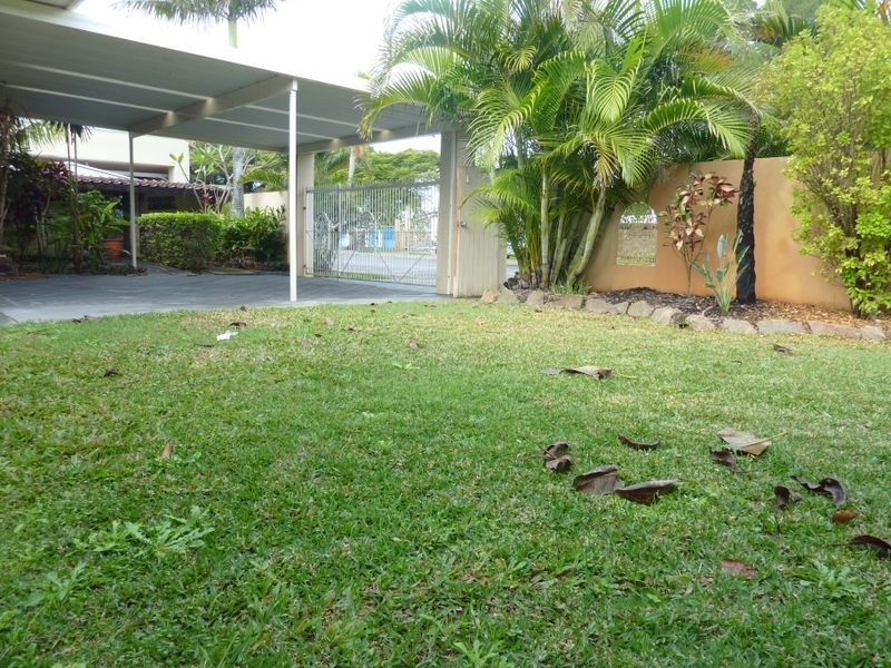 37 Poinciana Boulevard, Broadbeach Waters QLD 4218