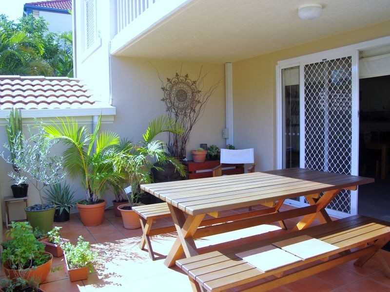 2/2489-2491 Gold Coast Highway, Mermaid Beach QLD 4218