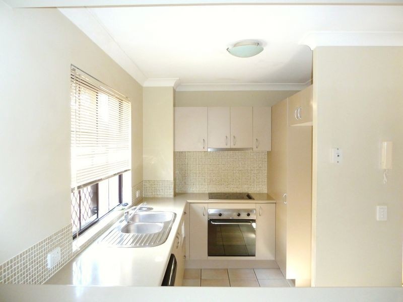 1/5 Sportsman Avenue, Mermaid Waters QLD 4218