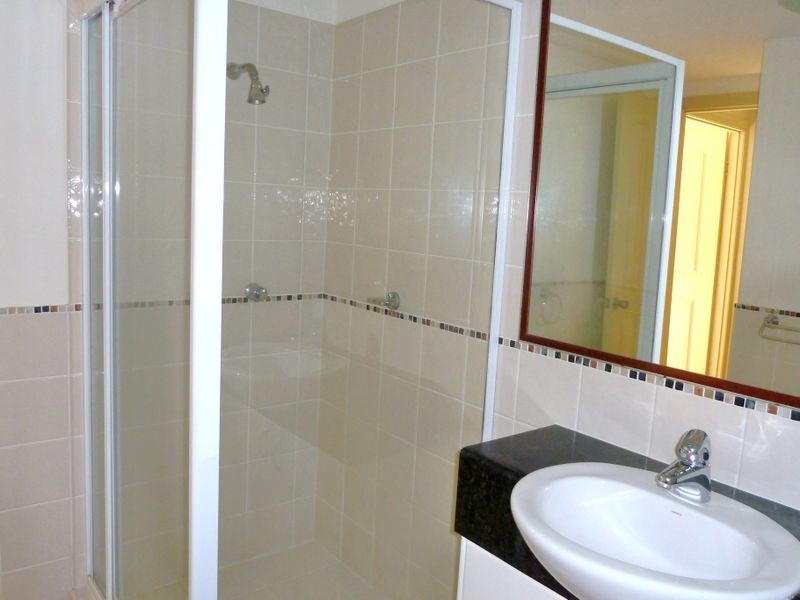 1/5 Sportsman Avenue, Mermaid Waters QLD 4218