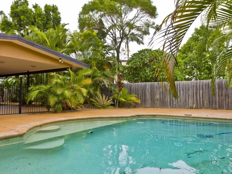 39 Warrina Crescent, Burleigh Waters QLD 4220