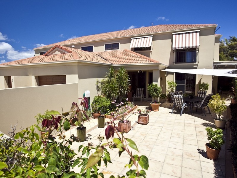 2/2 Pheasant Court, Miami QLD 4220