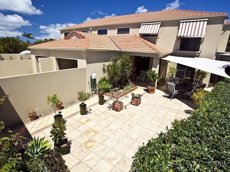 2/2 Pheasant Court, Miami QLD 4220