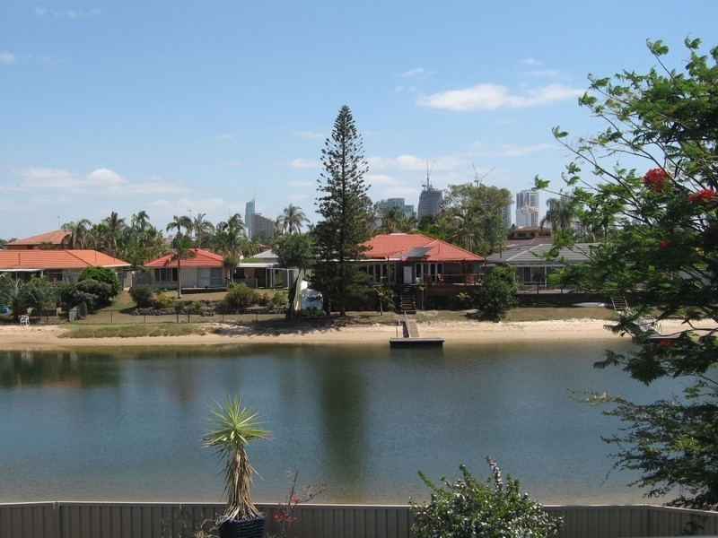 4 Sundowner Court, Mermaid Waters QLD 4218