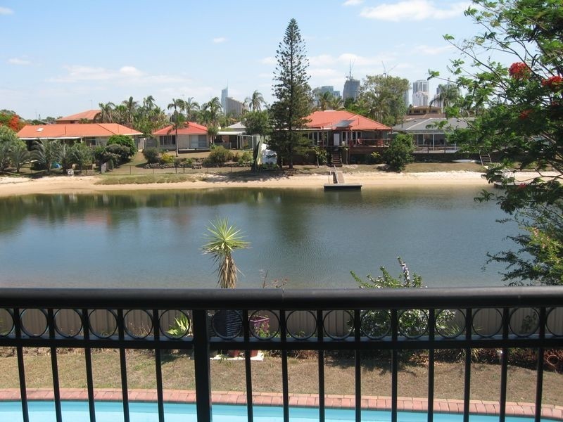 4 Sundowner Court, Mermaid Waters QLD 4218