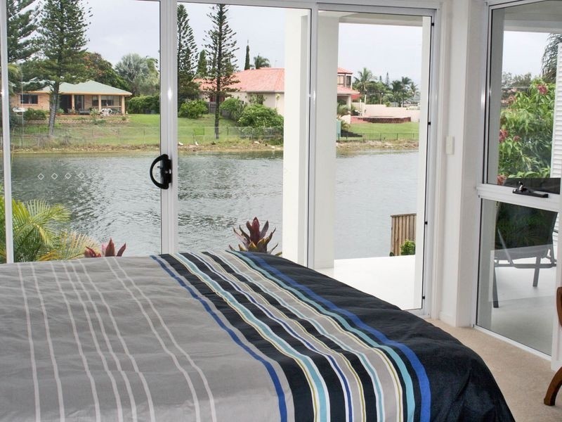 2/48 Avanti Street, Mermaid Waters QLD 4218