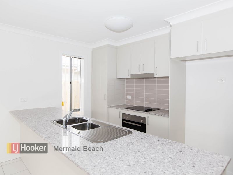 16 Keelson Crescent, Hope Island QLD 4212