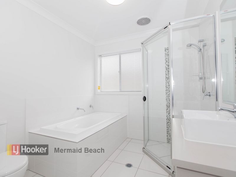16 Keelson Crescent, Hope Island QLD 4212