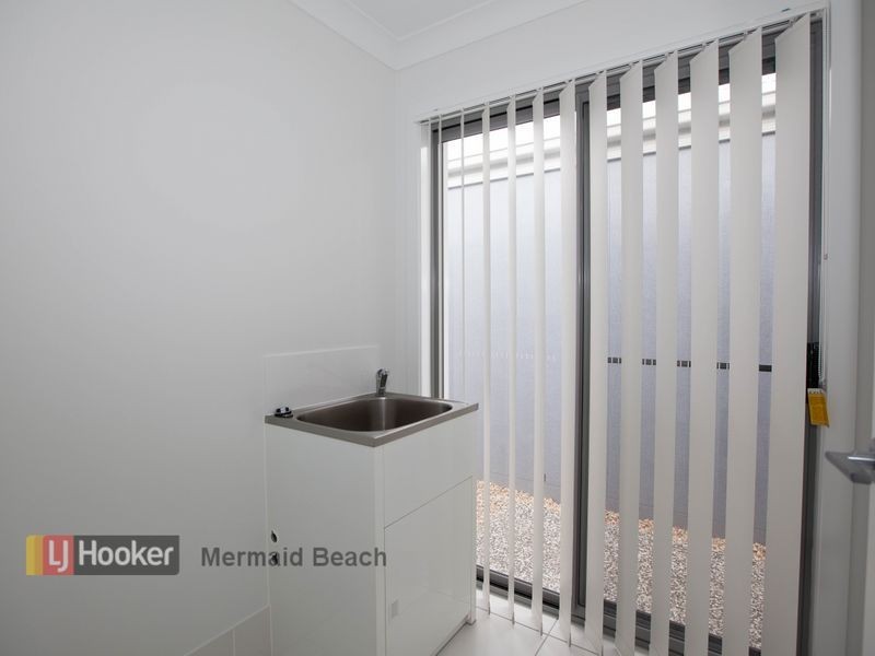 16 Keelson Crescent, Hope Island QLD 4212