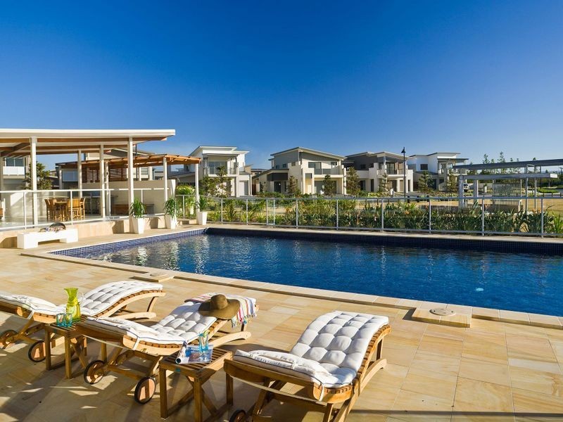 16 Keelson Crescent, Hope Island QLD 4212