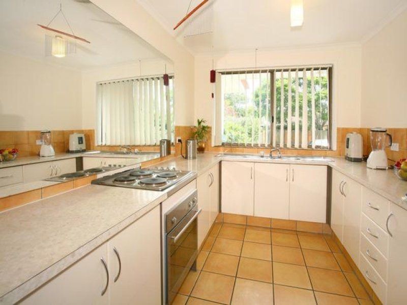 6 Wanderer Avenue, Mermaid Waters QLD 4218