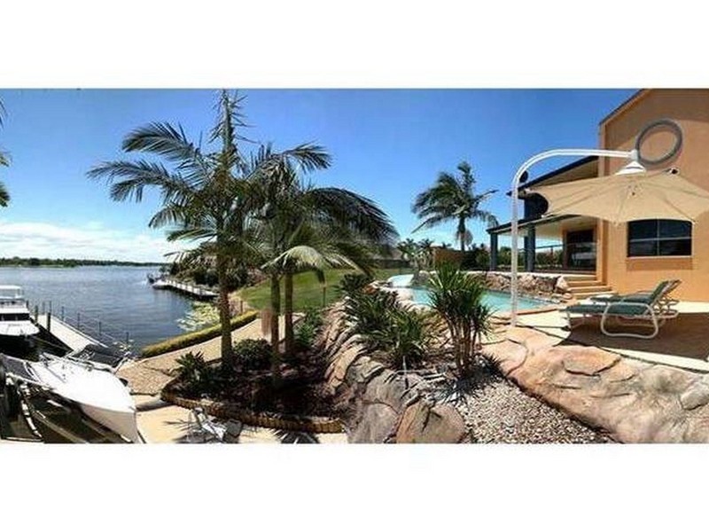 16 Istana View, Clear Island Waters QLD 4226