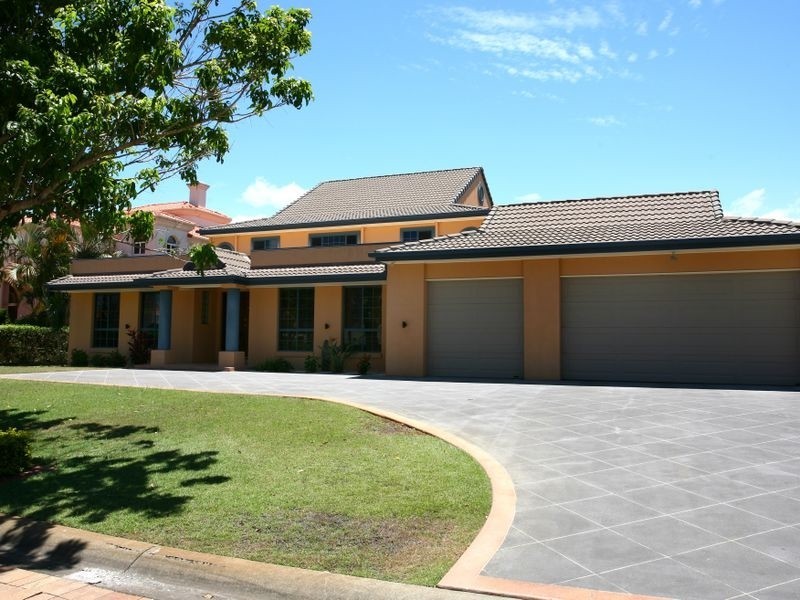 16 Istana View, Clear Island Waters QLD 4226