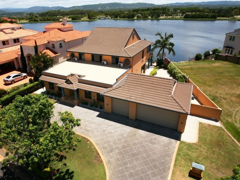 16 Istana View, Clear Island Waters QLD 4226
