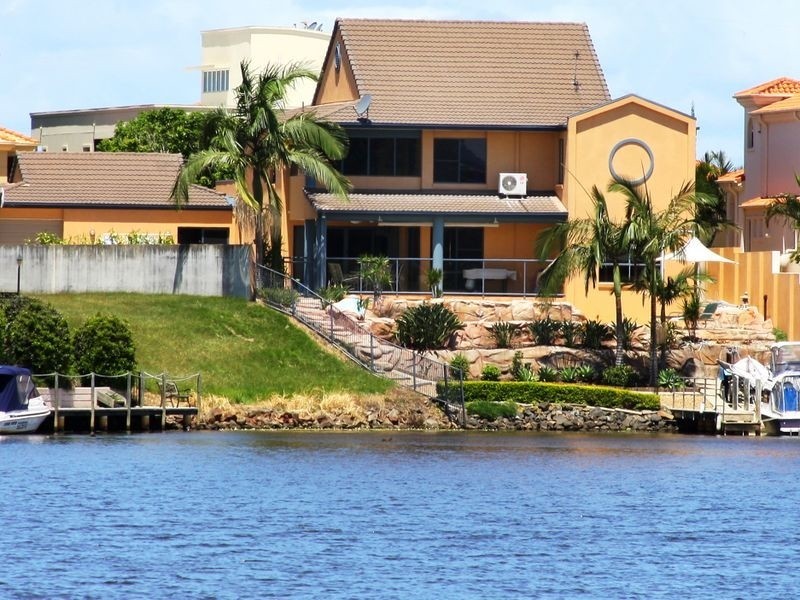 16 Istana View, Clear Island Waters QLD 4226