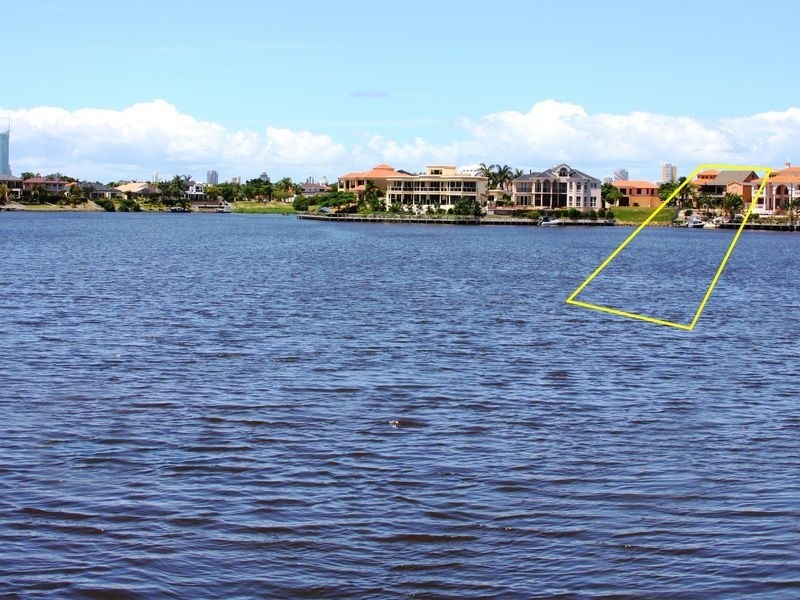 16 Istana View, Clear Island Waters QLD 4226