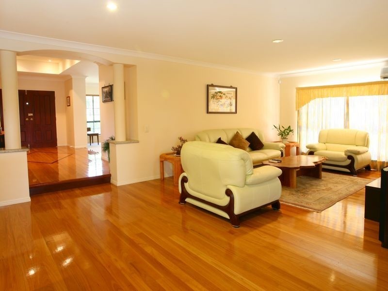 16 Istana View, Clear Island Waters QLD 4226