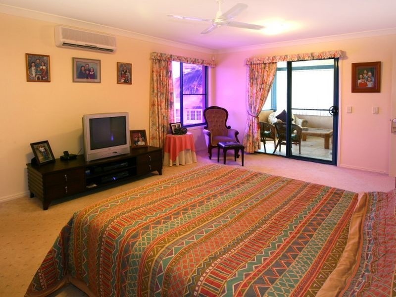 16 Istana View, Clear Island Waters QLD 4226