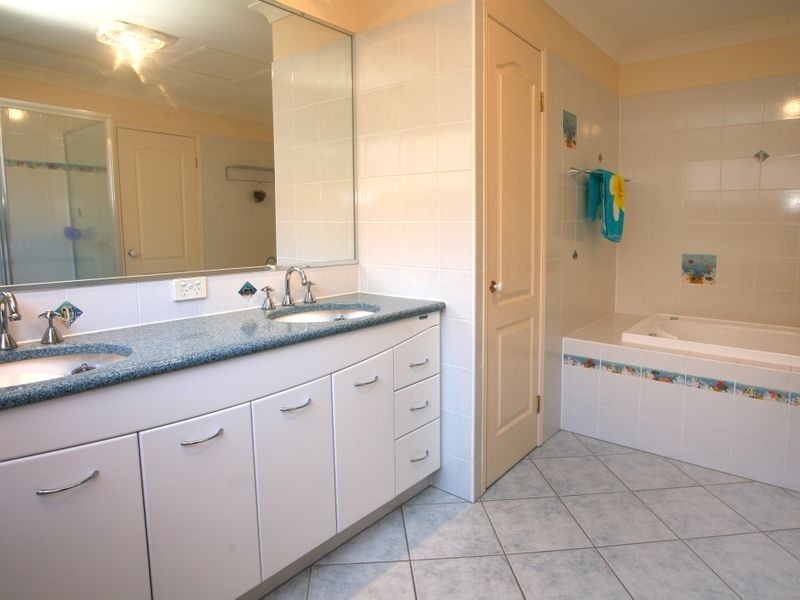 16 Istana View, Clear Island Waters QLD 4226