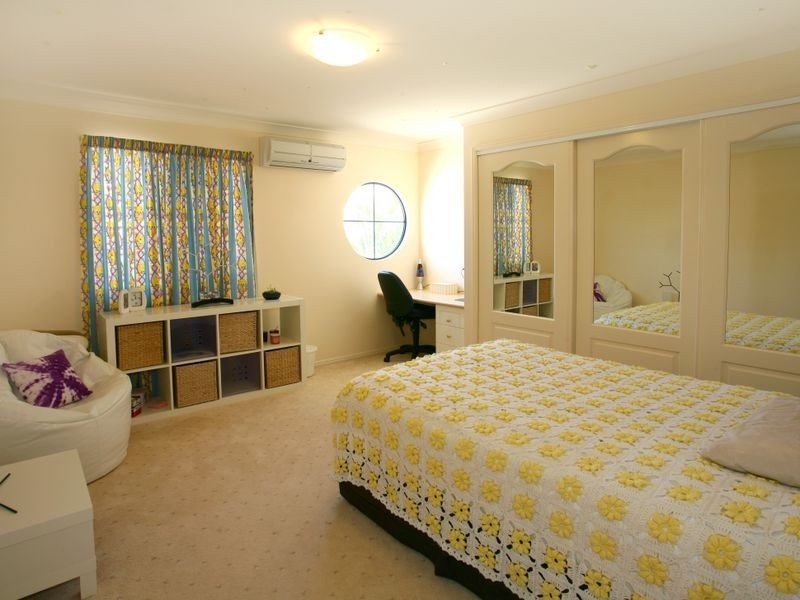 16 Istana View, Clear Island Waters QLD 4226