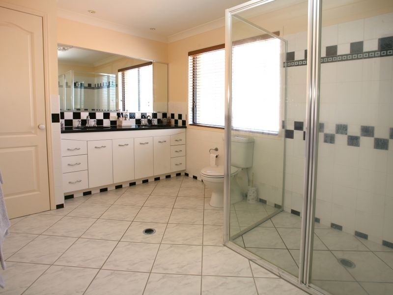 16 Istana View, Clear Island Waters QLD 4226