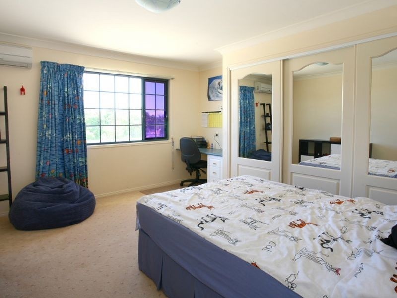 16 Istana View, Clear Island Waters QLD 4226