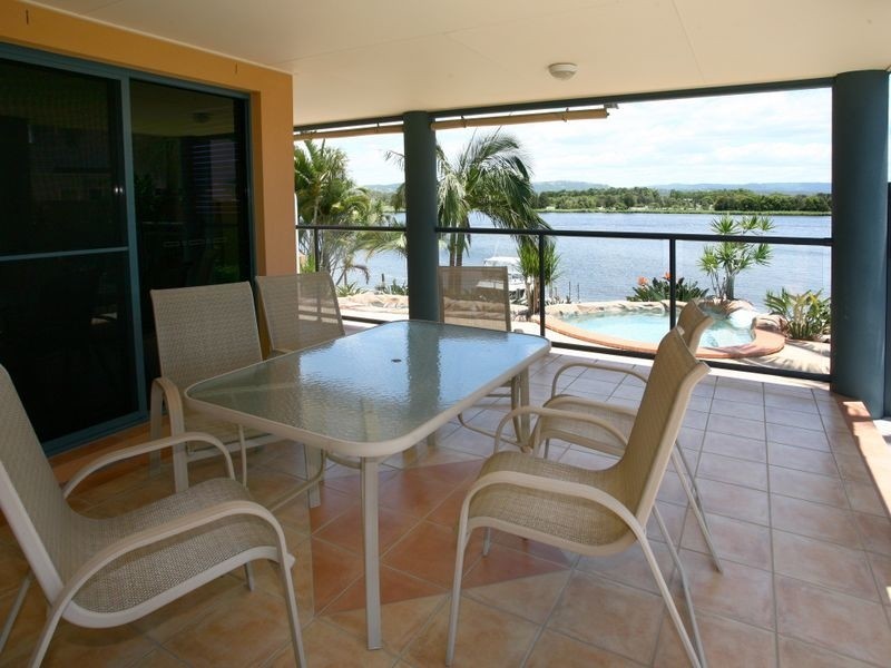 16 Istana View, Clear Island Waters QLD 4226