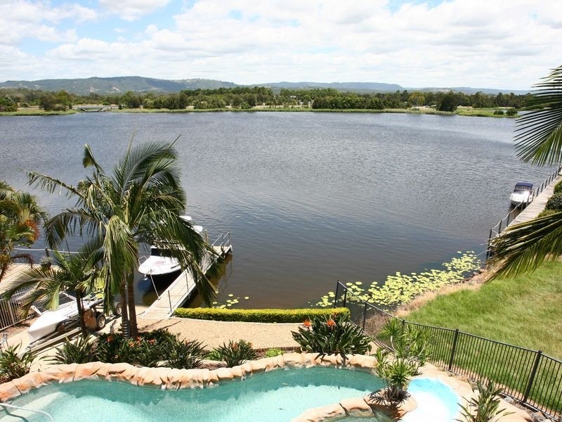 16 Istana View, Clear Island Waters QLD 4226
