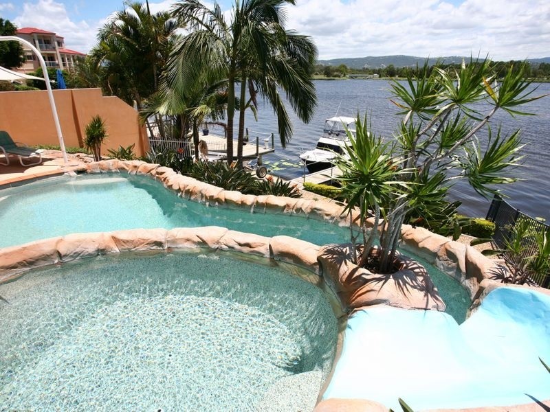 16 Istana View, Clear Island Waters QLD 4226