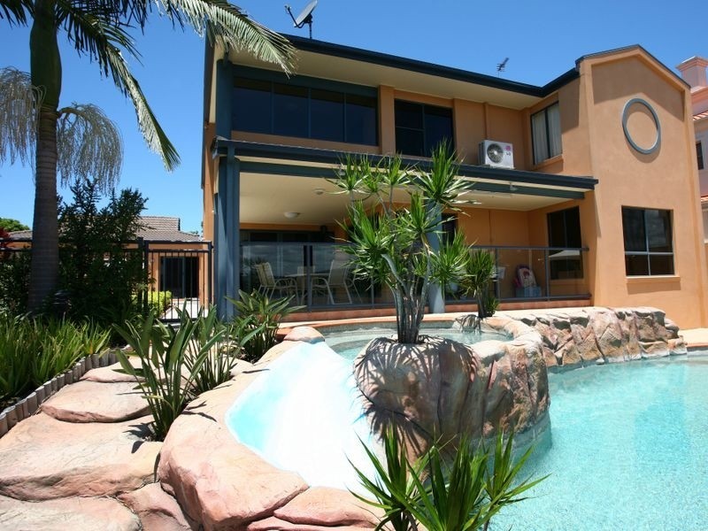 16 Istana View, Clear Island Waters QLD 4226