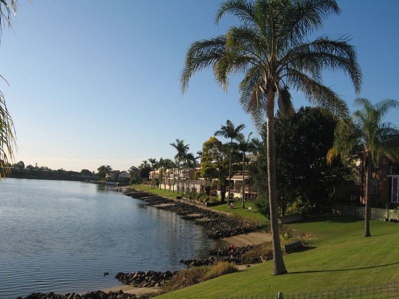 4/6 Aquila Court, Mermaid Waters QLD 4218