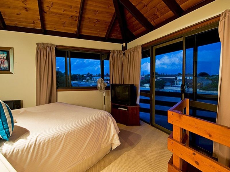 37 Sundowner Court, Mermaid Waters QLD 4218