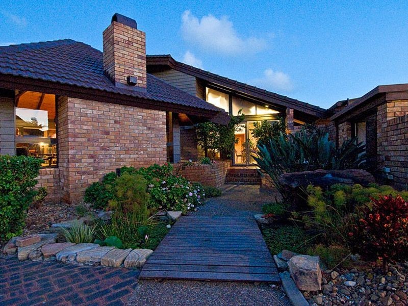 37 Sundowner Court, Mermaid Waters QLD 4218