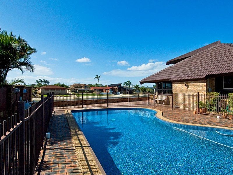37 Sundowner Court, Mermaid Waters QLD 4218