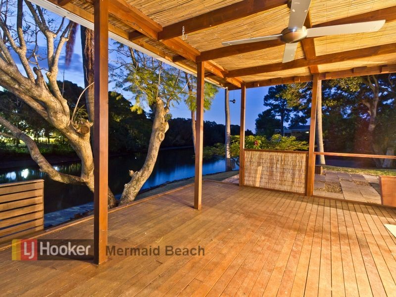 15 Costa Court, Broadbeach Waters QLD 4218