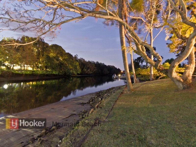 15 Costa Court, Broadbeach Waters QLD 4218