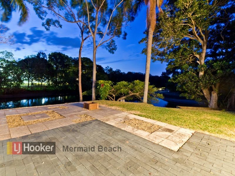 15 Costa Court, Broadbeach Waters QLD 4218