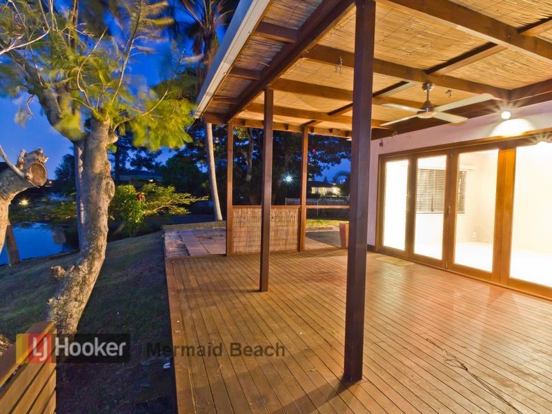 15 Costa Court, Broadbeach Waters QLD 4218