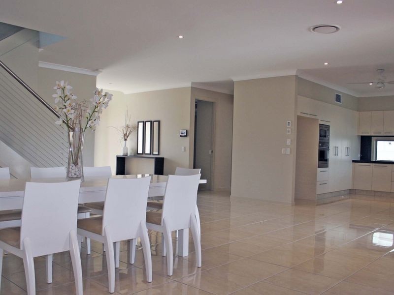 6 Cessnock Close, Mermaid Waters QLD 4218