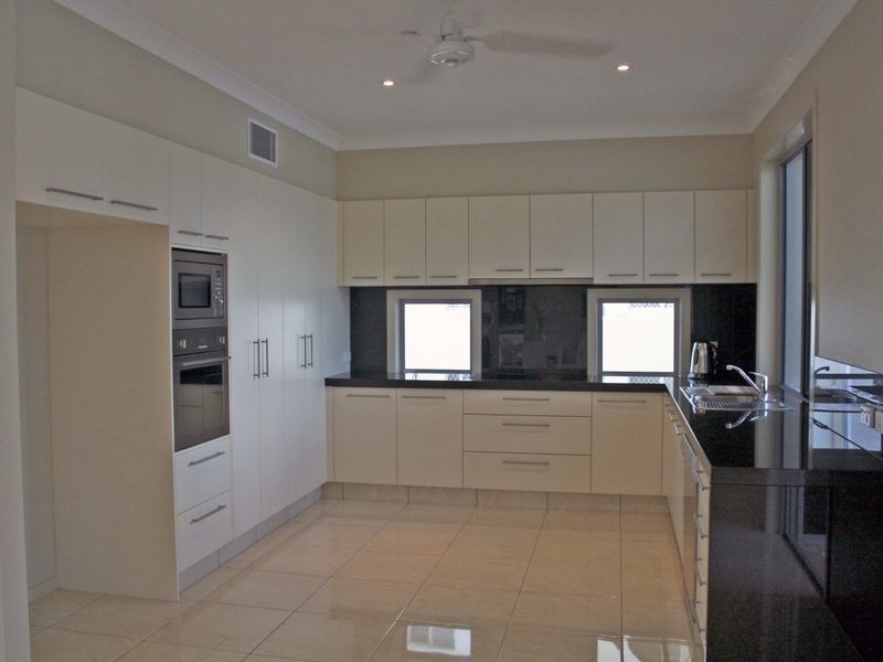 6 Cessnock Close, Mermaid Waters QLD 4218