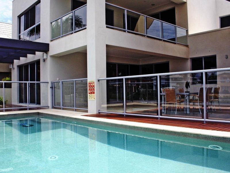 6 Cessnock Close, Mermaid Waters QLD 4218