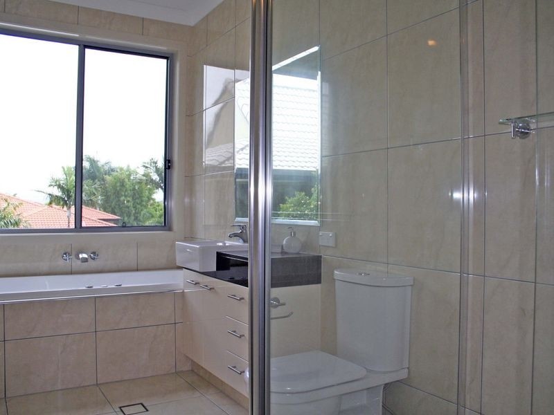 6 Cessnock Close, Mermaid Waters QLD 4218