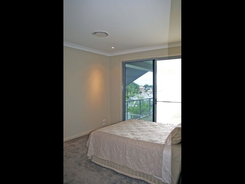 6 Cessnock Close, Mermaid Waters QLD 4218