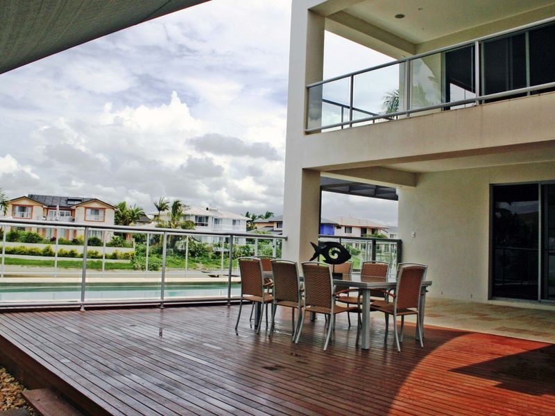 6 Cessnock Close, Mermaid Waters QLD 4218