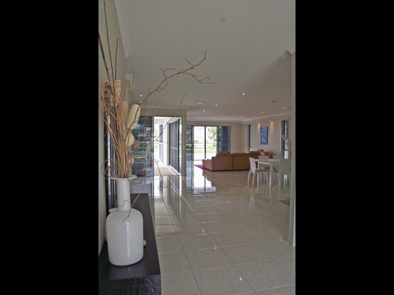 6 Cessnock Close, Mermaid Waters QLD 4218