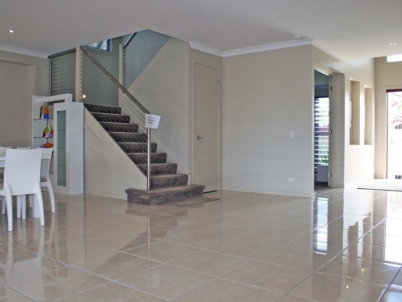 6 Cessnock Close, Mermaid Waters QLD 4218