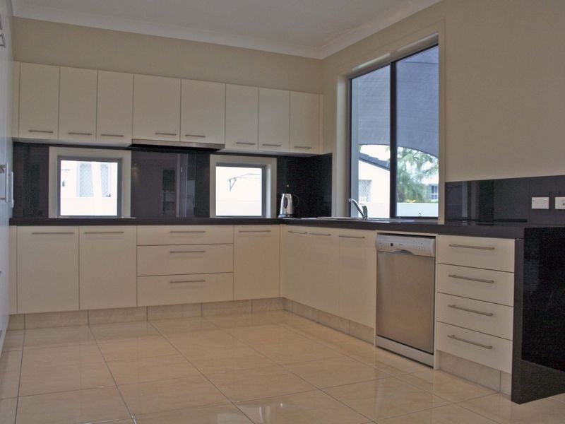 6 Cessnock Close, Mermaid Waters QLD 4218